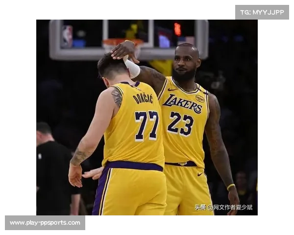 詹姆斯场边指导里夫斯，湖人年轻核心成长获赞誉