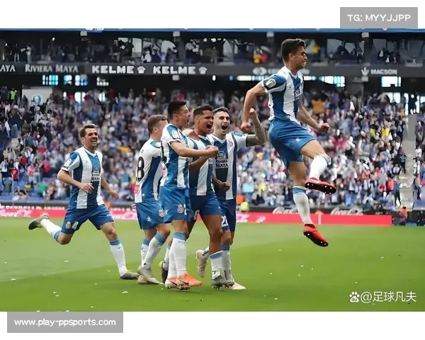 西班牙人右路进攻组合，针对赫塔菲左路防守弱点。